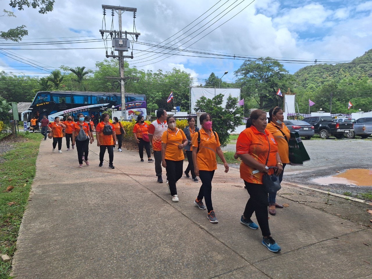 📢 วันจันทร์ที่ 19 มิถุนายน 2566 นายถนัดกิจ โพธิ์โพ้น นายกองค์การบริหารส่วนตำบลน้ำพุ มอบหมายให้นางสาวกานต์รวี ศิริทอง รองนายกองค์การบริหารส่วนตำบลน้ำพุ นำคณะ อสม.ตำบลน้ำพุ ศึกษาดูงานตามโครงการจัดอบรมและศึกษาดูงานเพื่อเสริมสร้างศักยภาพผู้นำด้านสาธารณสุข (อสม.) ณ โรงพยาบาลส่งเสริมสุขภาพตำบลบ้านทุ่งดินลุ่ม เพื่อรับฟังการบรรยายพร้อมศึกษาดูงานด้านการจัดการขยะในชุมชน